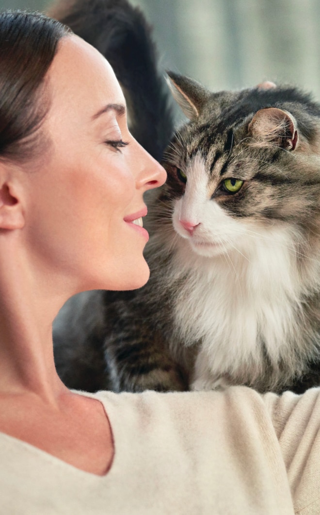 Frau mit Katze