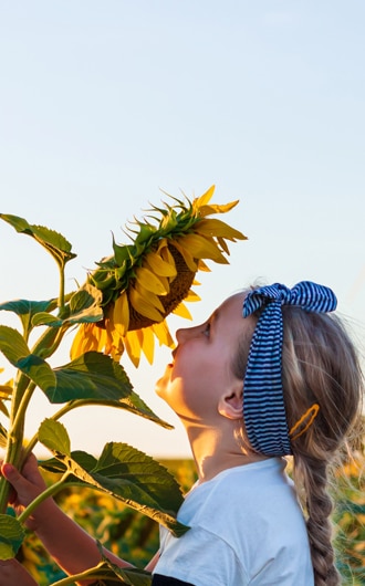 Kind mit Sonnenblume