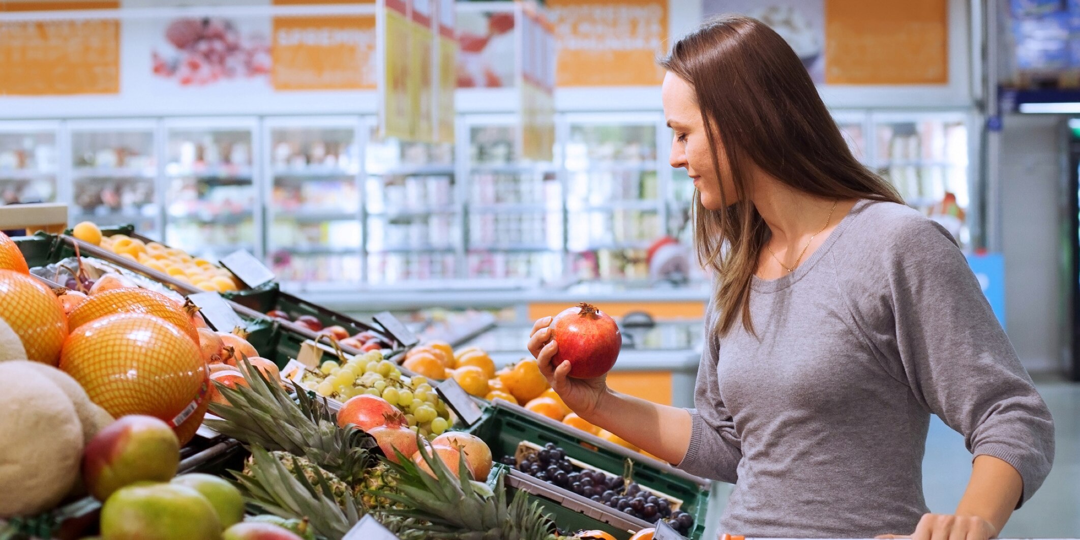 Card_03_Header_web_image.jpg Frau im Supermarkt
