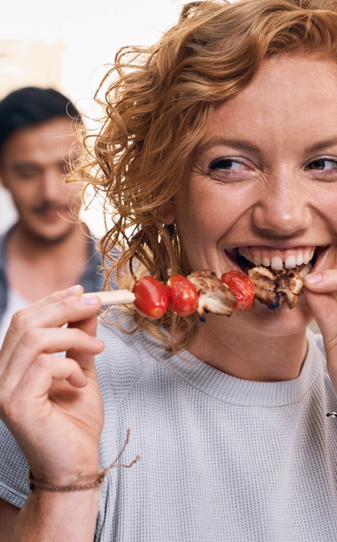 Frau mit Grillspieß
