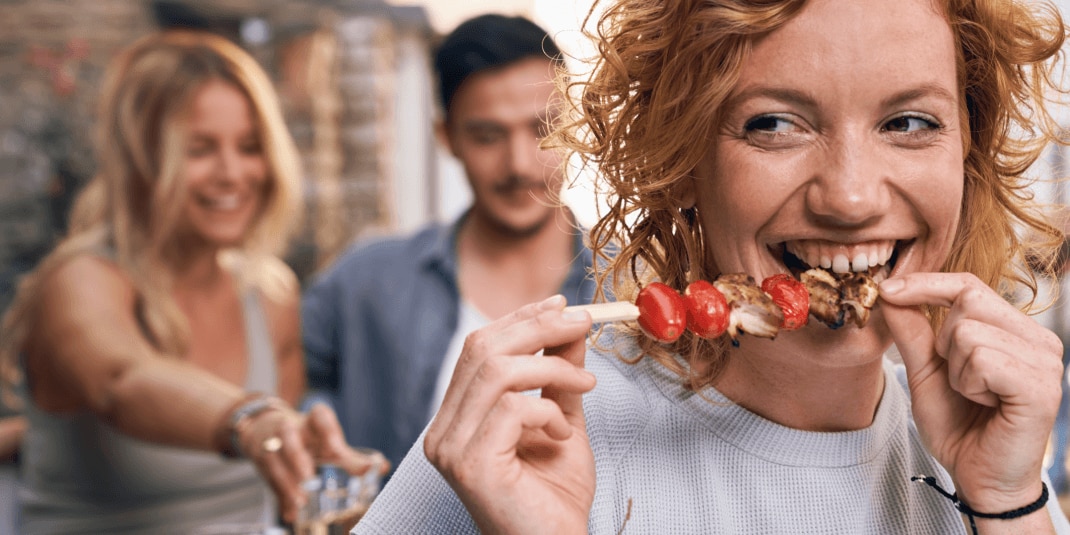 Menschen beim Grillen