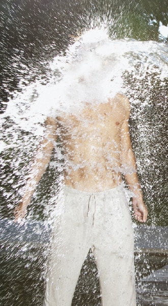 Une femme jette de l'eau sur un homme - Frau wirft Wasser auf Mann