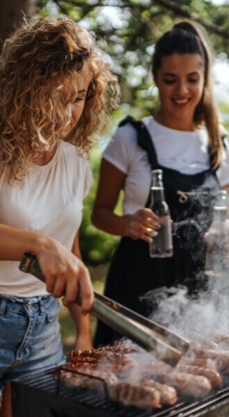 Junge Menschen, die Grillen - Les jeunes ont des grillons