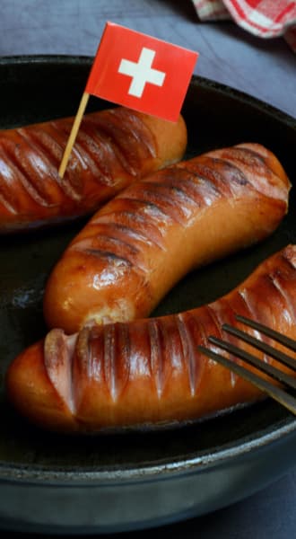 Bratwürste mit einer kleinen schweizer Flagge - Saucisse avec un petit drapeau suisse