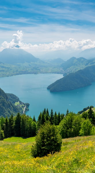 Landschaft mir See und Bergen