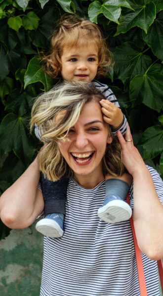 Mutter und Baby machen Grimassen