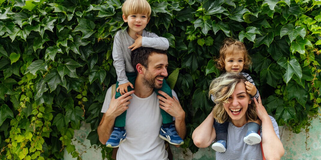 Familie machen Grimassen