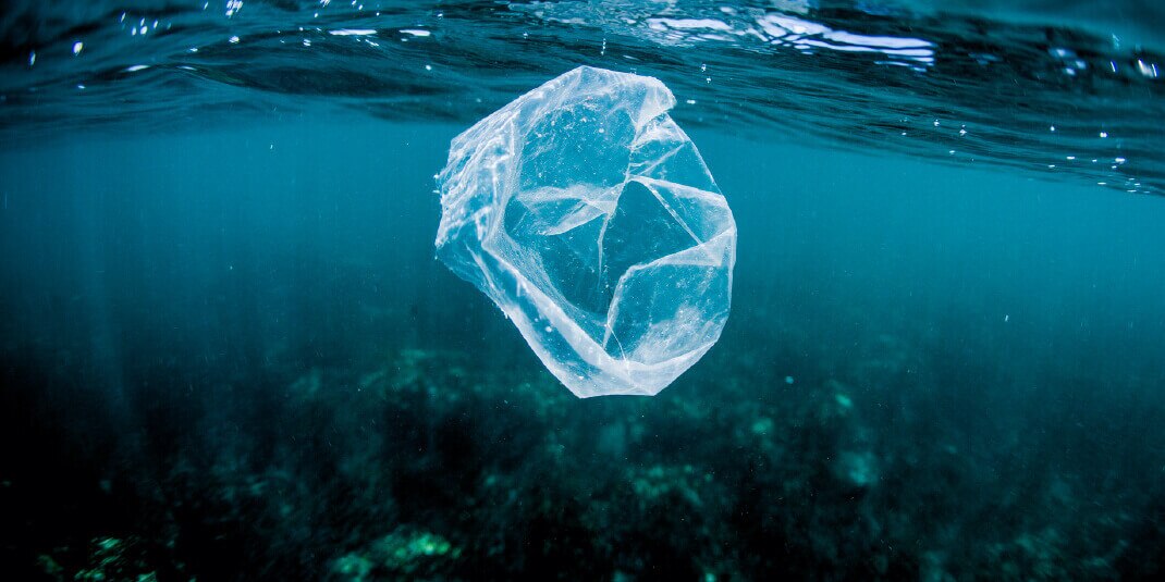 Plastik schwimmt im Wasser