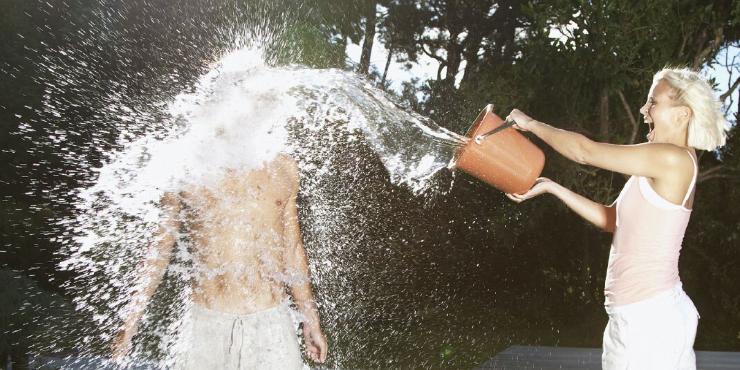 Frau wirft Wasser auf Mann - Une femme jette de l'eau sur un homme