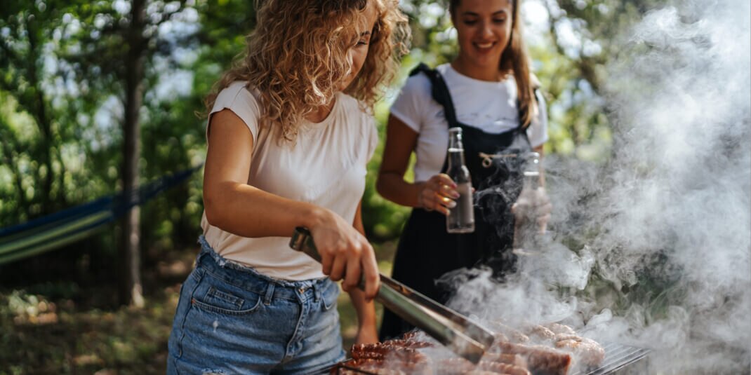 Junge Menschen, die Grillen - Les jeunes ont des grillons