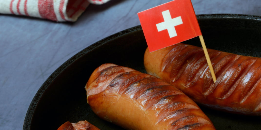 Bratwürste mit einer kleinen schweizer Flagge - Saucisse avec un petit drapeau suisse