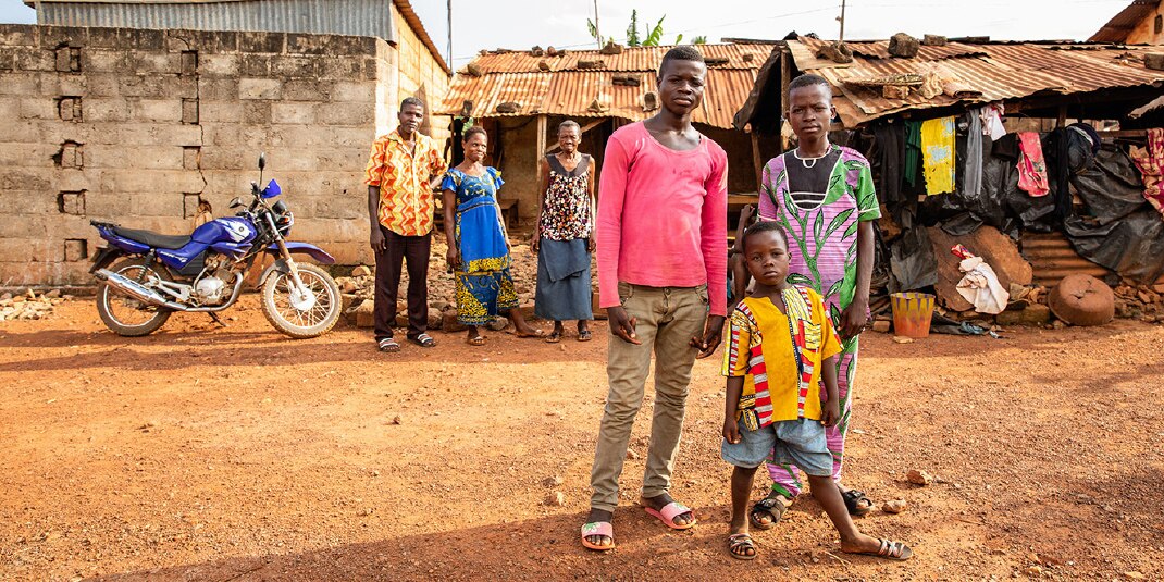 LP_Child_Labour_Header_1070x535.jpg Menschen in Afrika in einen Dorf