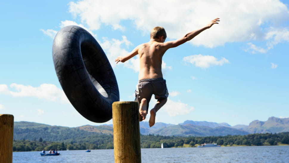 Junge springt in den See