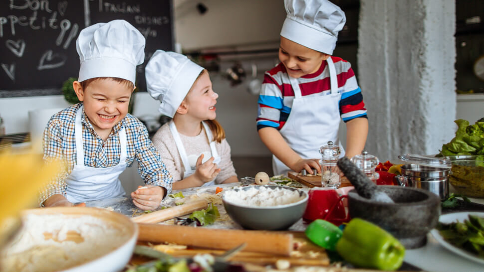 drei Kinder kochen zusammen