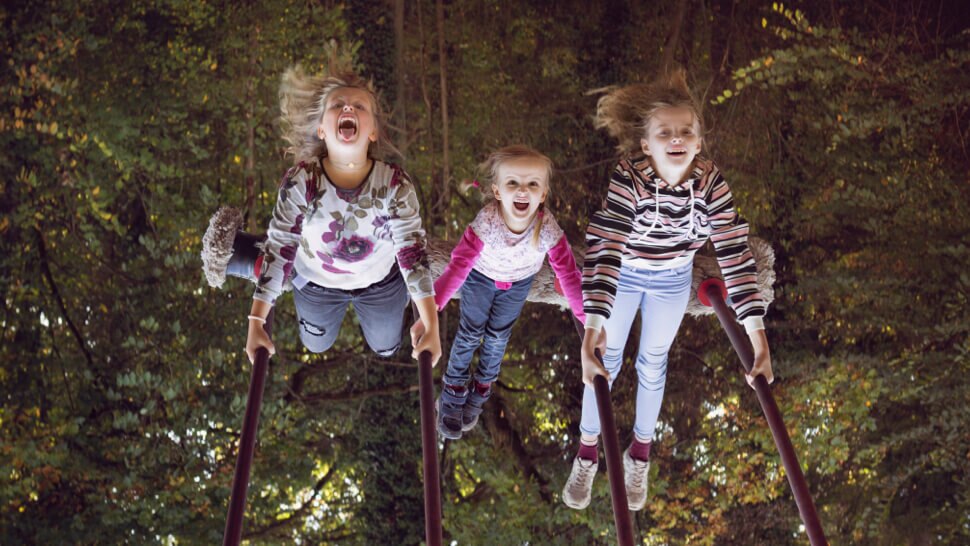 Kinder, die im Wald spielen - Enfants jouant dans la forêt