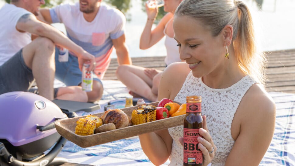 Eine Frau beim Grillen. - Une femme qui fait un barbecue.