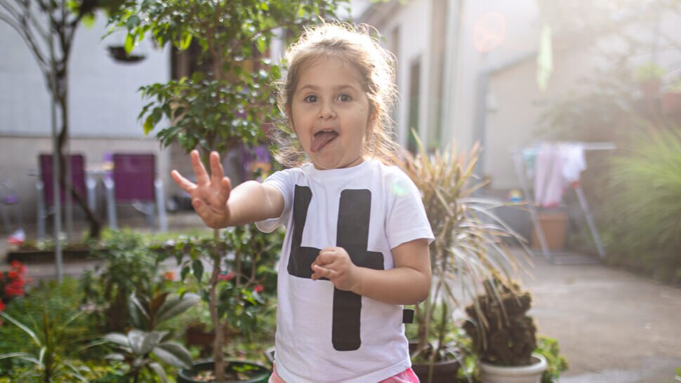 Mädchen zeigt 4 Finger