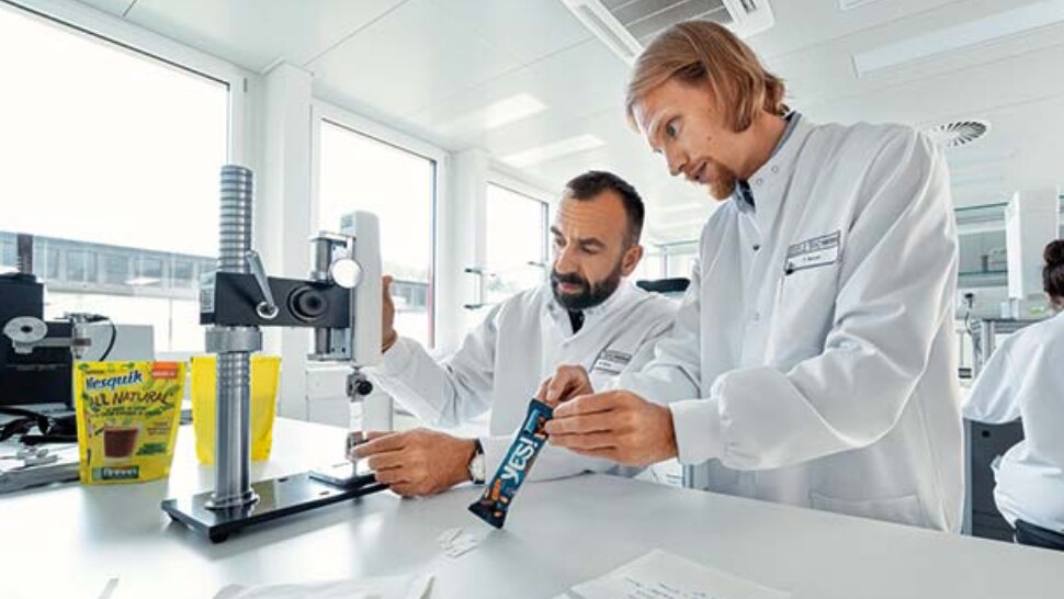 Zwei Forscher im Labor