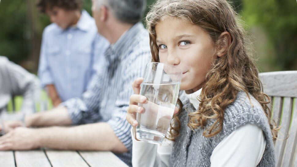Junges Mädchen trinkt Wasser aus einem Glas - Une jeune fille boit de l'eau dans un verre
