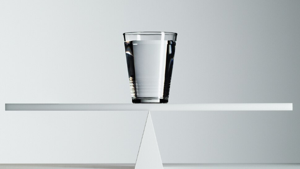 Wasserglas wird auf einer Wippe balanciert - Un verre d'eau est en équilibre sur une bascule