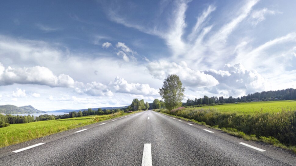 Straße auf grüner Land-schaft - Une route à travers un paysage vert