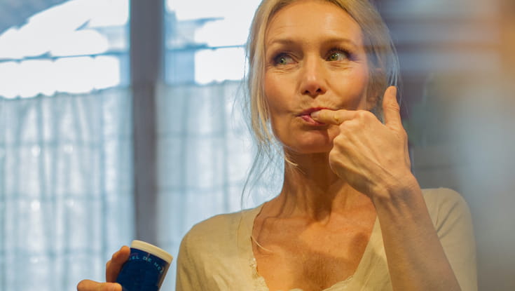 Eine Frau, die Essen probiert