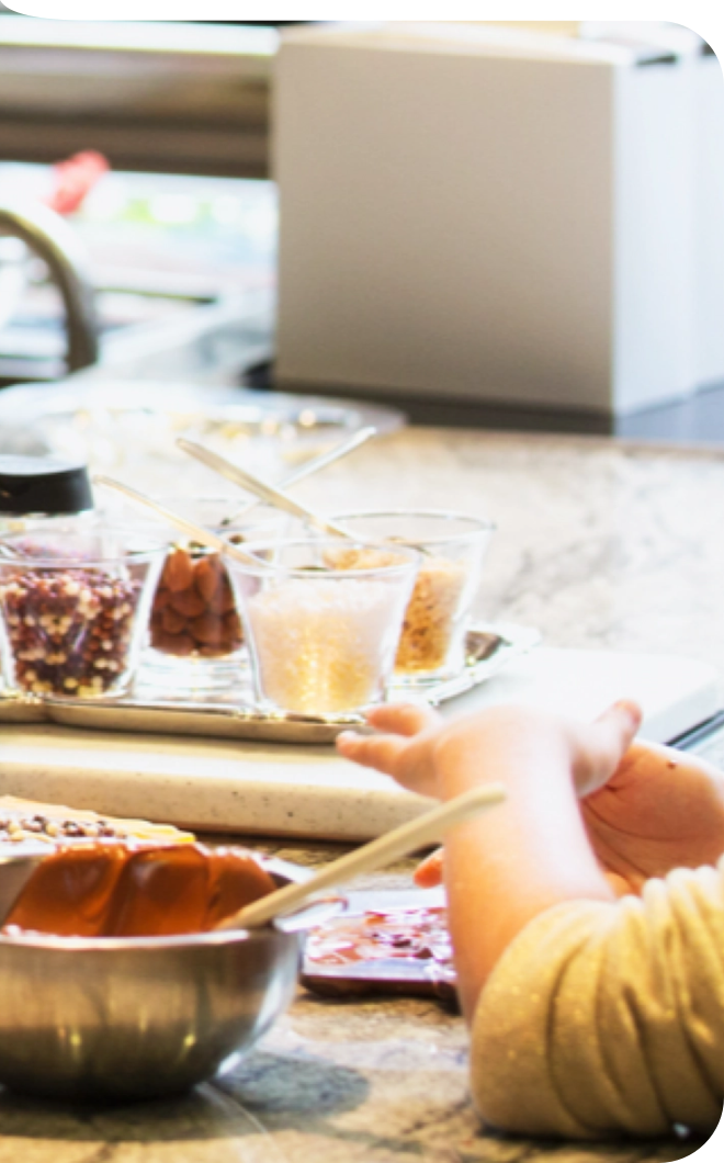 Kind backt mit Schokolade