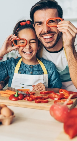 Vater und Kind kochen in der Küche - Père et enfant cuisinant dans la cuisine