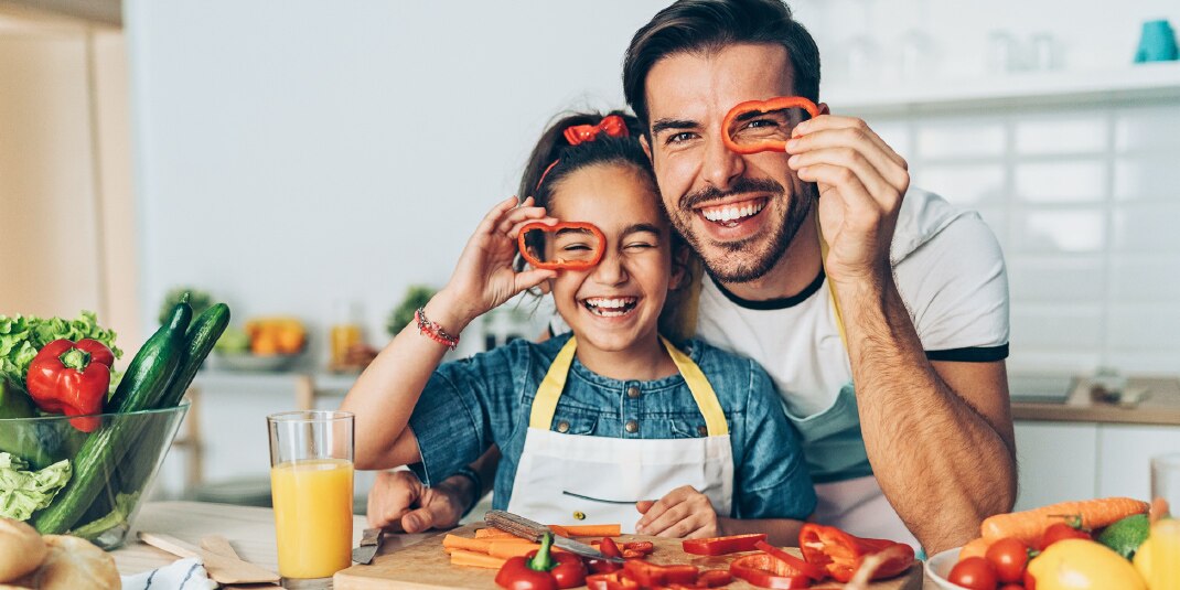 Vater und Kind kochen in der Küche - Père et enfant cuisinant dans la cuisine