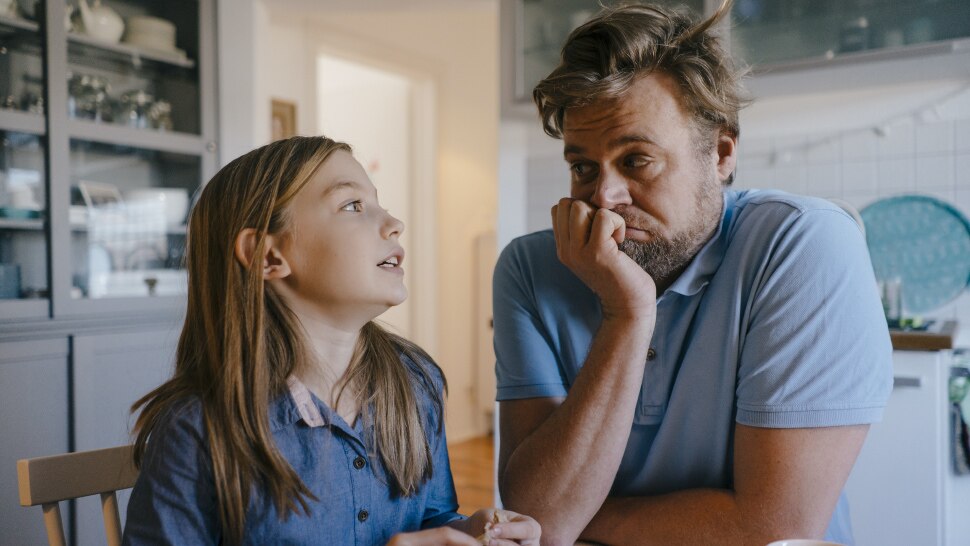 Vater und Tochter sitzen in der Küche und reden - Père et fille parlent assis dans la cuisine