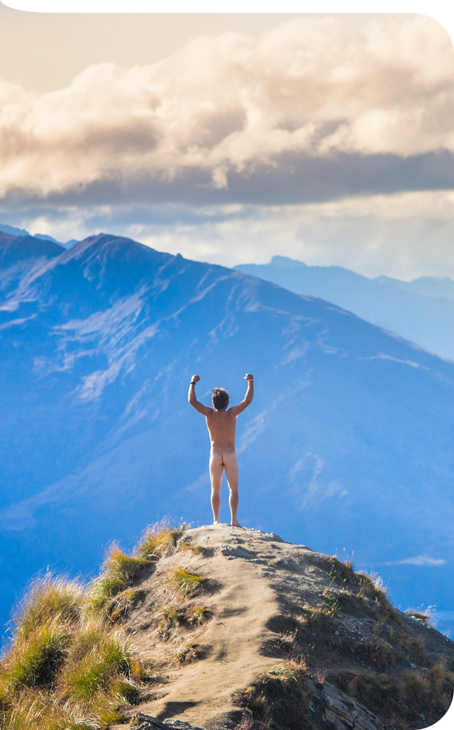 Mann nackt auf dem Berg