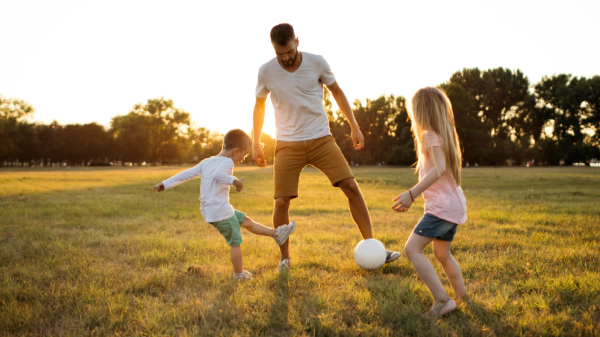 Vater spielt mit Kindern