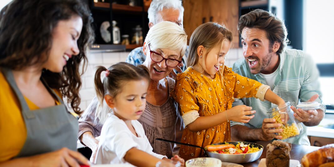 Familie beim essen