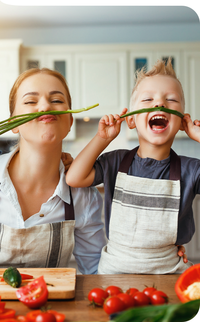 Mutter kocht mit Kindern