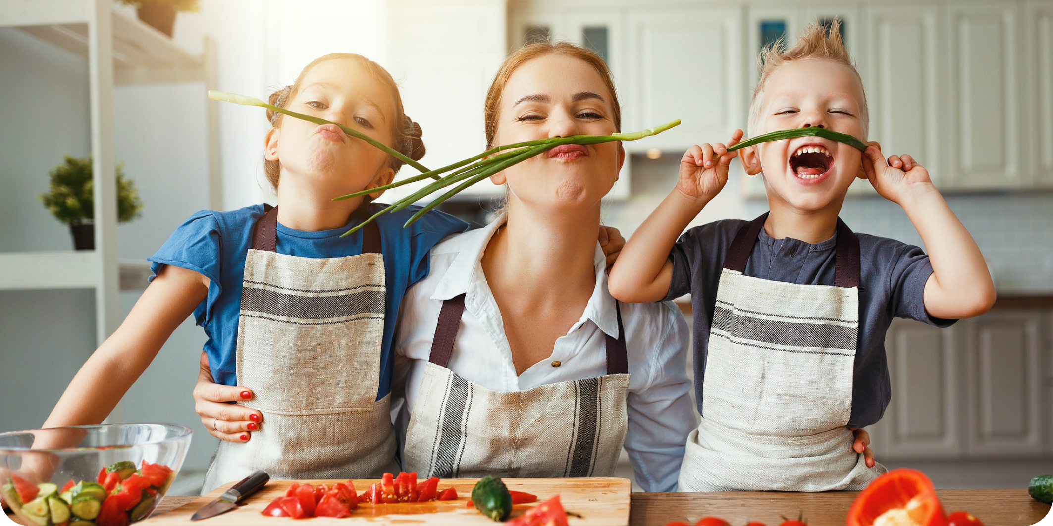 Mutter kocht mit Kindern