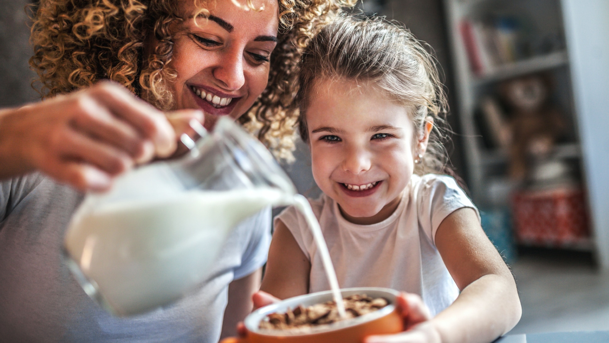 Mama mit Kind beim essen