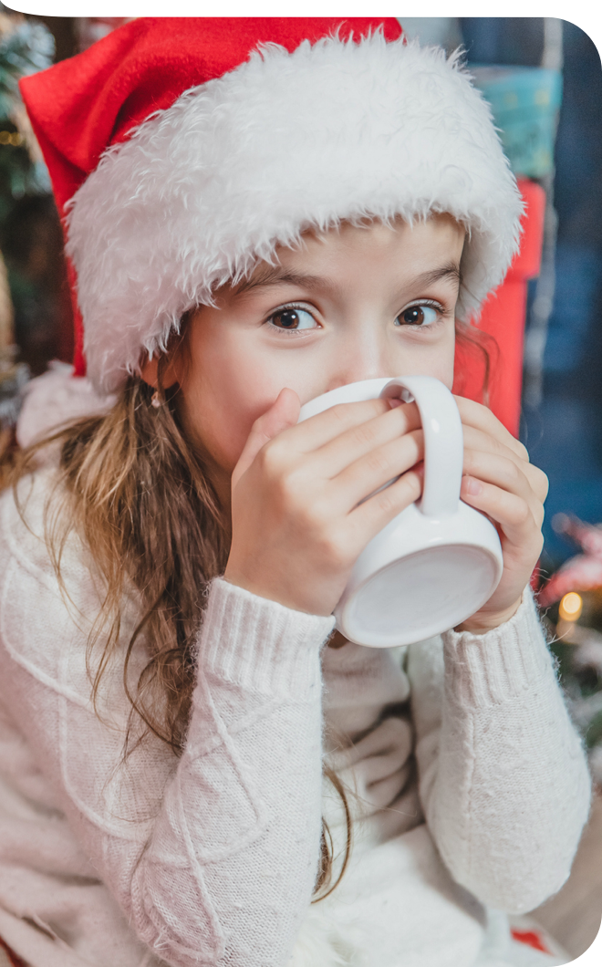 Kind trinkt aus einer Tasse