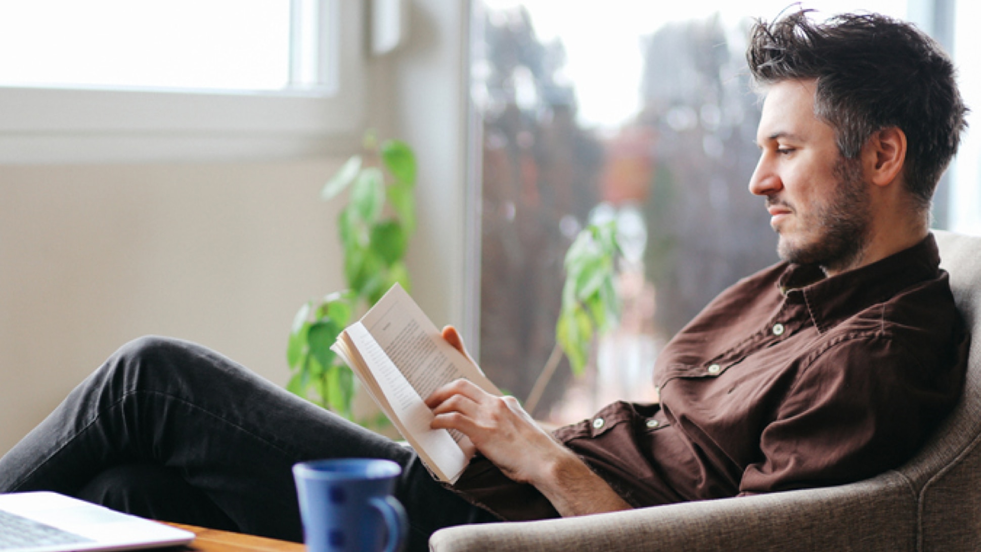 Mann trinkt gemütlich Espresso