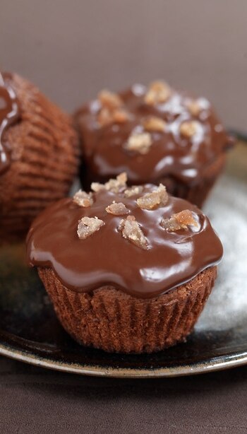 cupcakes auf brett vertikal