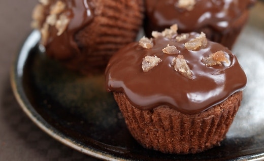 schoko muffins auf tablett