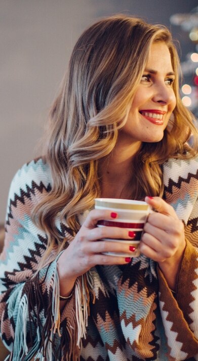 frau mit kaffee tasse in der hand vertikale version