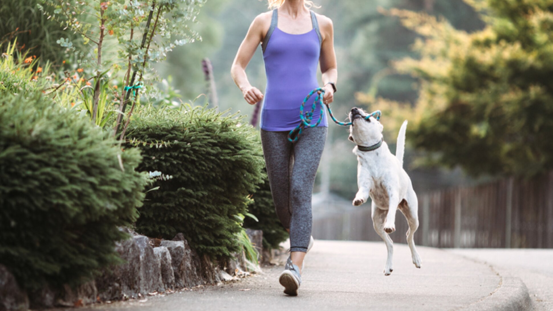 Frau joggt mit Hund