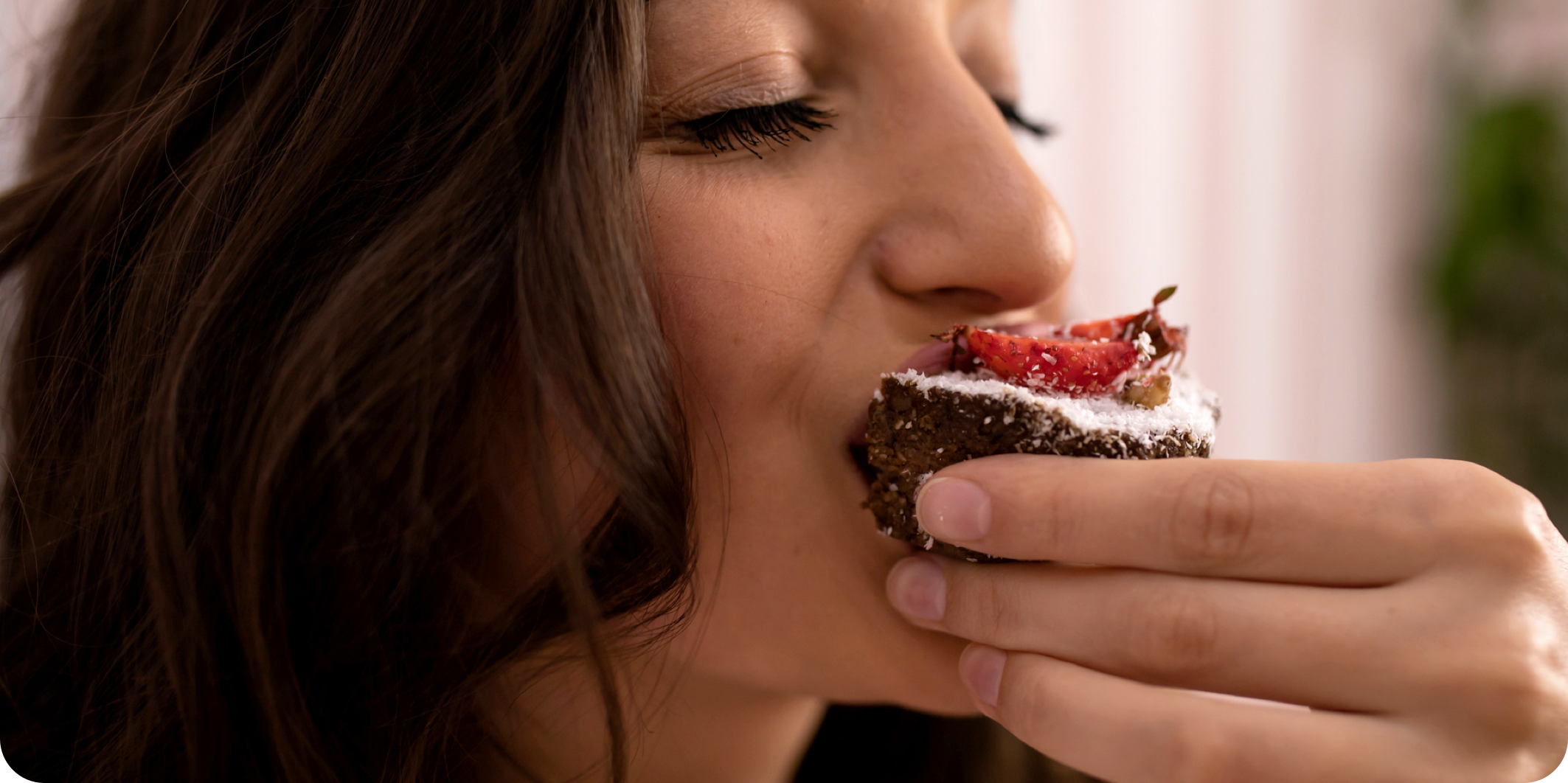 Frau isst einen Muffin