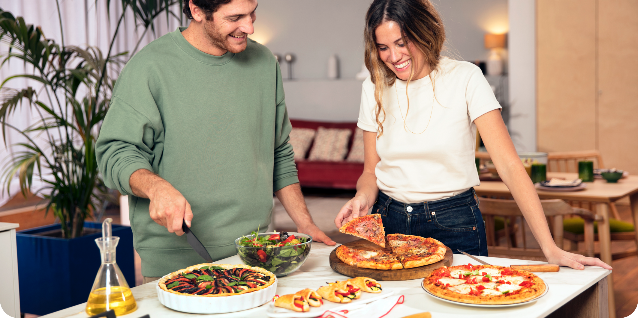 Paar macht sich Pizza