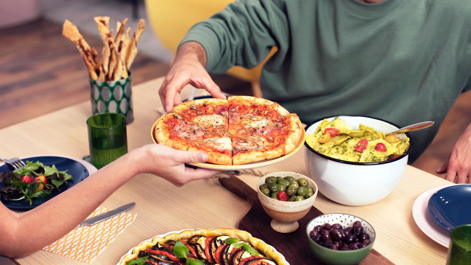 Paar isst zusammen Pizza