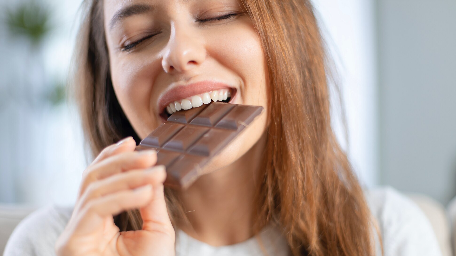 Frau isst Schokolade