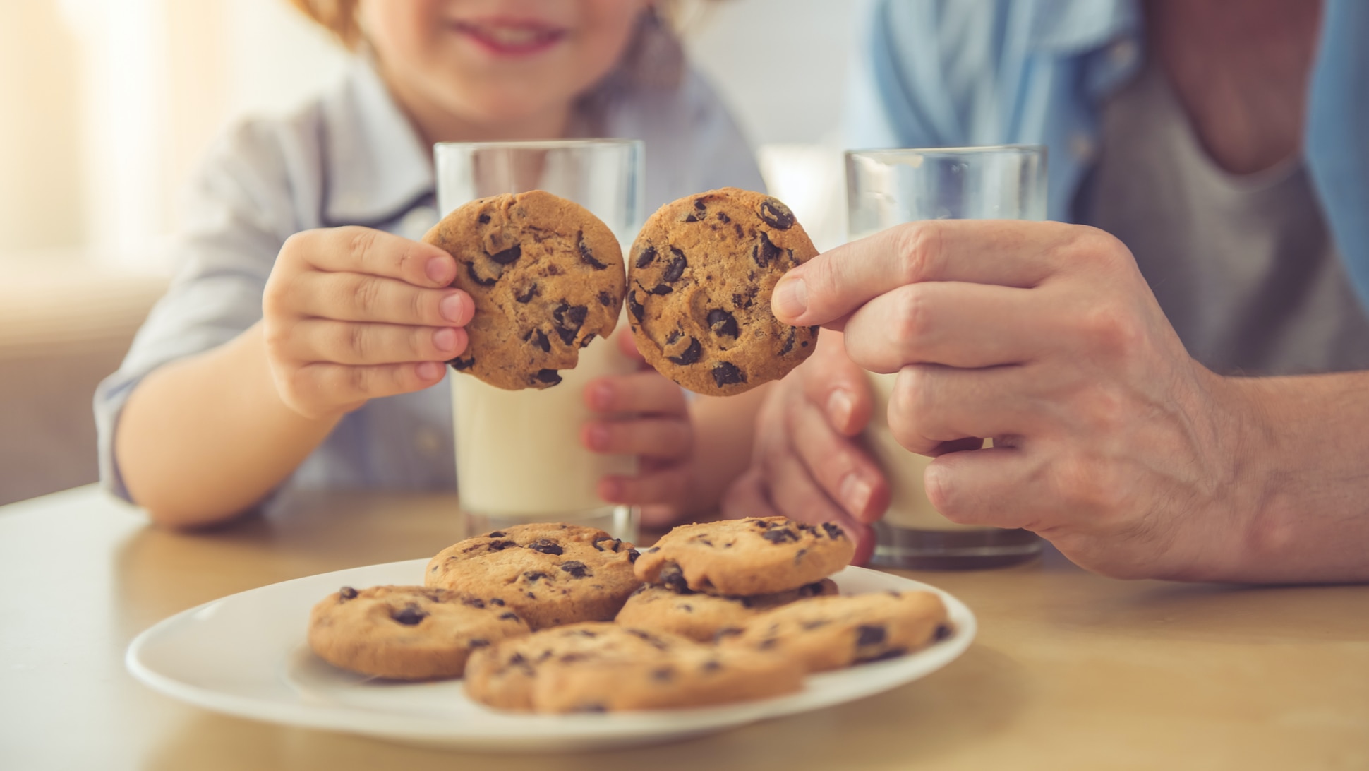 Papa und Sohn mit Cookies