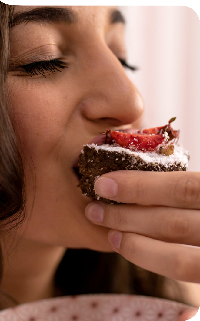 Frau isst einen Muffin