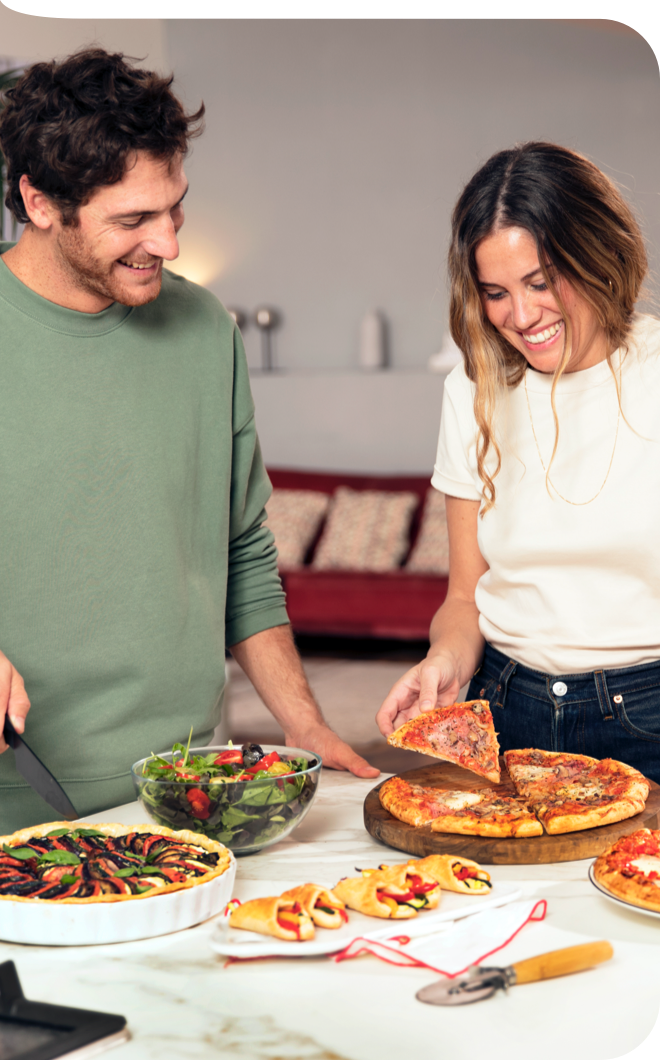Paar beim Pizza machen