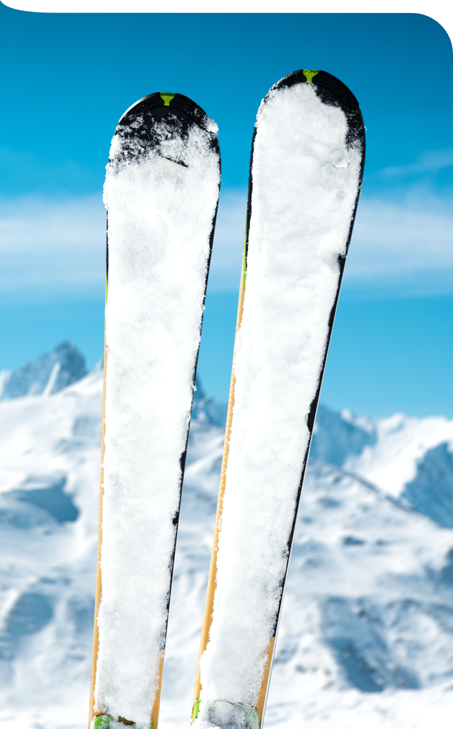 Ski die im Schnee stecken